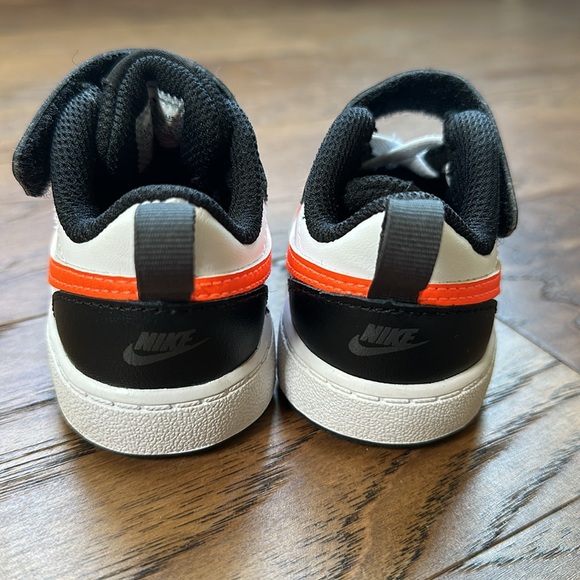 Baby Boy Nikes adorable Velcro strap - Picture 4 of 4